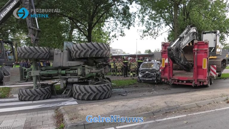 Bizar ongeval in Arnhem; tractor valt op zijkant en lanceert auto.. Er zijn geen gewonden gevallen.