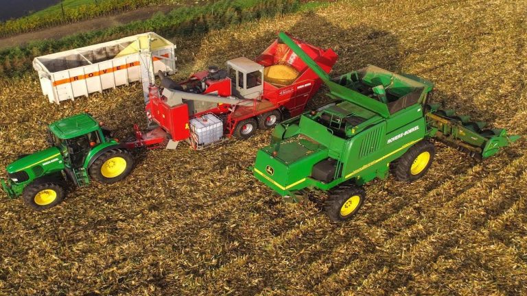 Het dorsen van korrelmais en het vermalen tot CCM door Loonbedrijf Rovers uit Boekel met een John deere 9780 CTS