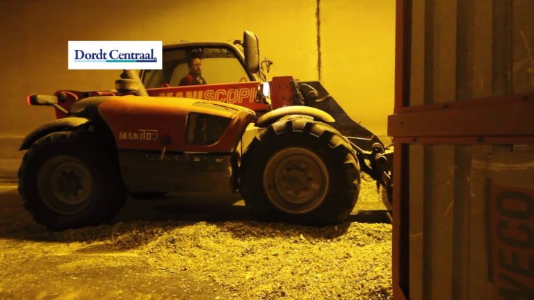 Tractor met oplegger vol met mais gekanteld in de Kiltunnel