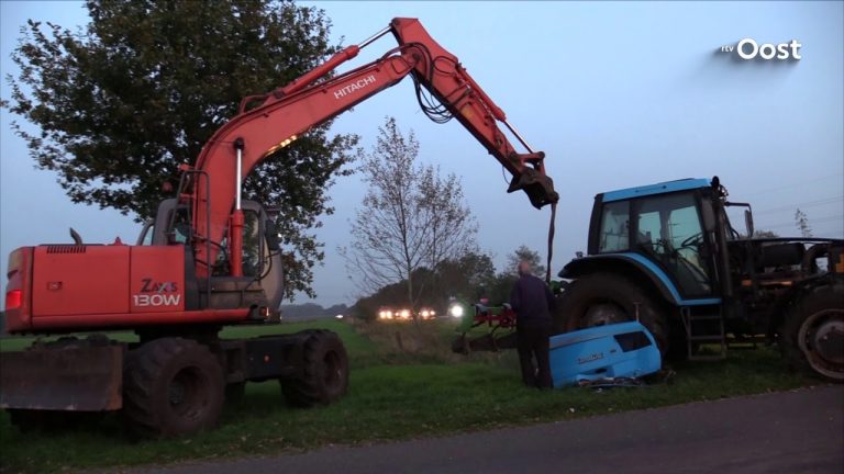 Vrachtwagen en trekker botsen op de N377 bij Slagharen