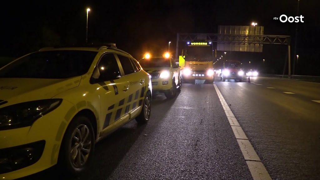 Vrachtwagen met melk rijd tegen vangrail, A35