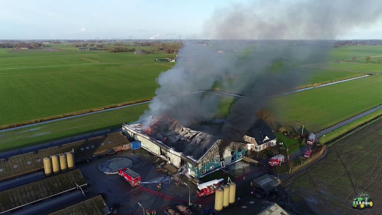 Grote schuurbrand aan de Garreweersterweg in Appingedam