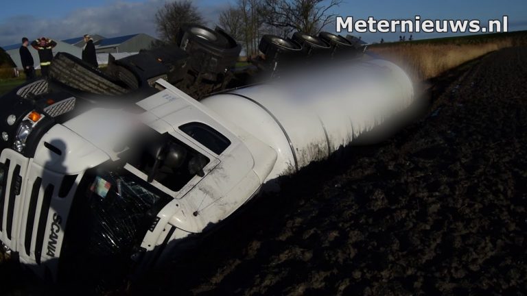 Melktankwagen beland in de sloot
