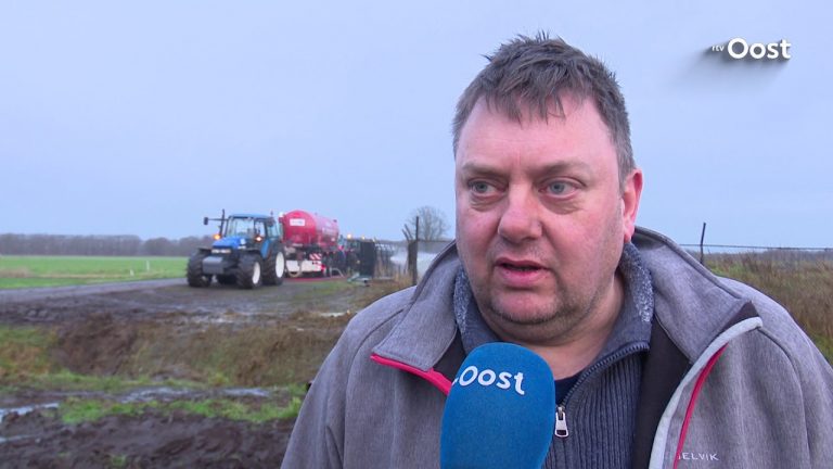 Dieven stelen mestafsluiters in Wierden, weiland vol mest