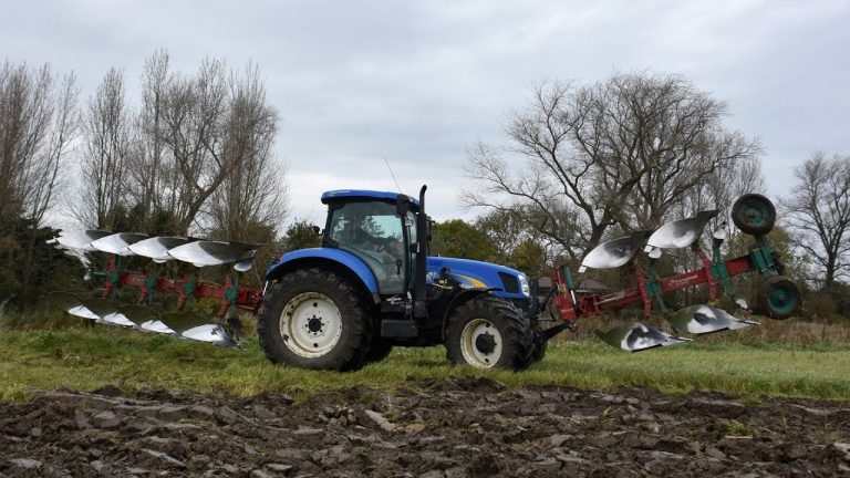 New holland T6030 Duwploegcombinatie
