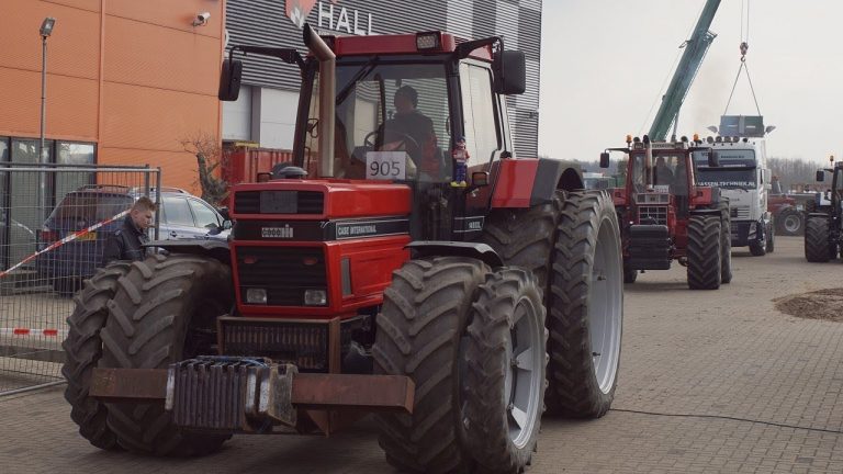 Pure amusatie! Case IH international 1455 XL Red power indoor tractorpulling TT hall assen 2018!
