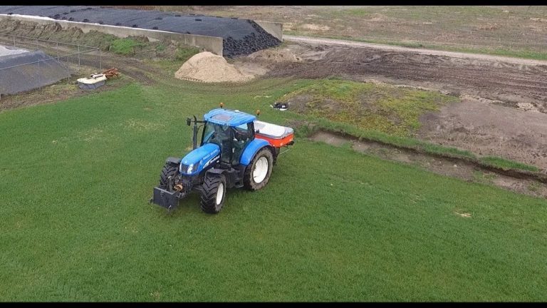 Spreading Fertiliser | New Holland TS | Rauch | Kunstmest strooien | Nooijen Milheeze