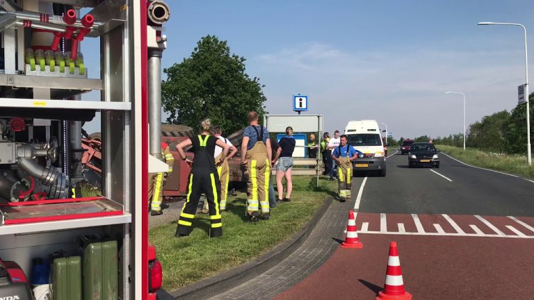 Tractor (Case ih) met aanhanger geladen met balen is gekanteld op de Curielaan in Drachten — 112 Nieuws