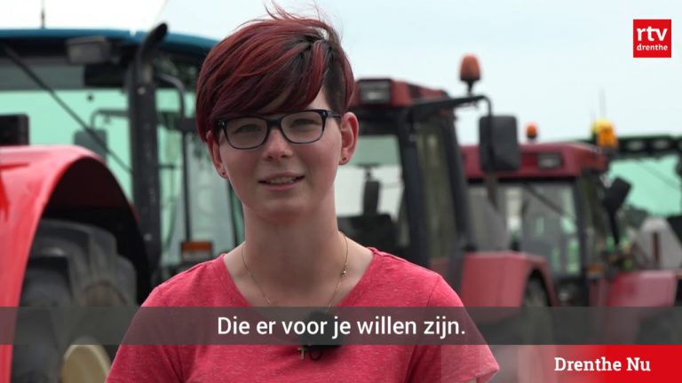 Zus regelt lange stoet tractoren voor ziek broertje