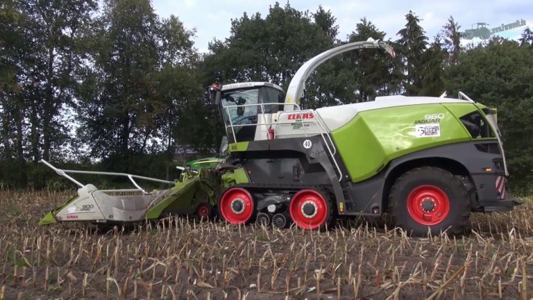 Aan het werk de nieuwe Claas Jaguar 960 Terra-Trac 626 pk en 12 rijer maisbek