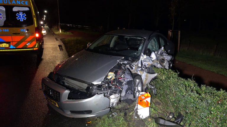 Auto opengereten in Waarland. De auto knalde tegen de voorlader van de tractor. Er waren geen gewonden.