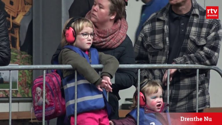‘Die trekker van mij gaat als een malle’ “Zal ik hem even starten?”, vraagt Julian spontaan. Natuurlijk, start maar even. — RTV Drenthe
