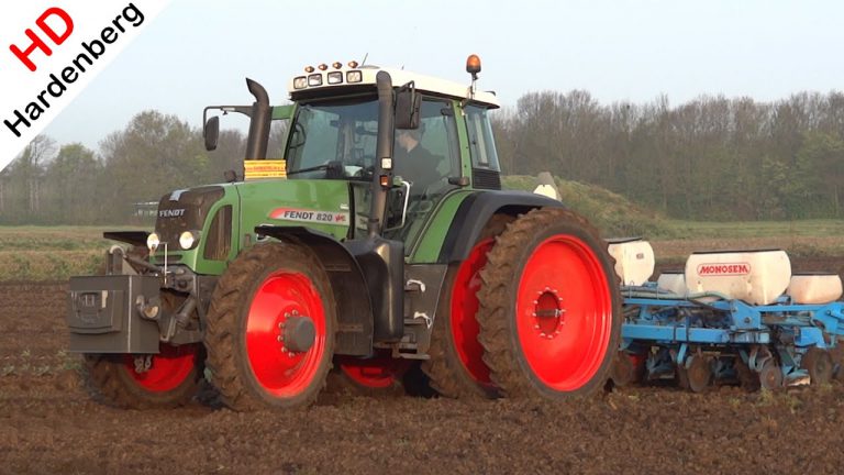 De eerste mais zaaien met een Fendt 820 Vario TMS met Monosem 8 rijer van loonbedrijf Geresteijn uit Kootwijkerbroek. -Jan van den Hardenberg-