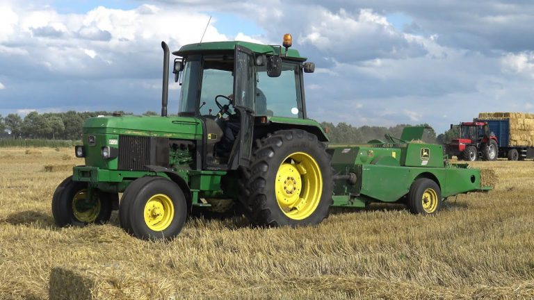 Stro persen met John Deere combi. En stroladen als handwerk op een wagen getrokken door een Case International
