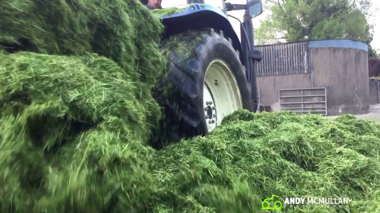 Gras aan de kuil brengen met grasvork. New Holland T6010  GoPro HD