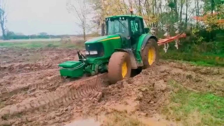 Extreem ploegen in de modder met de John Deere 6920S