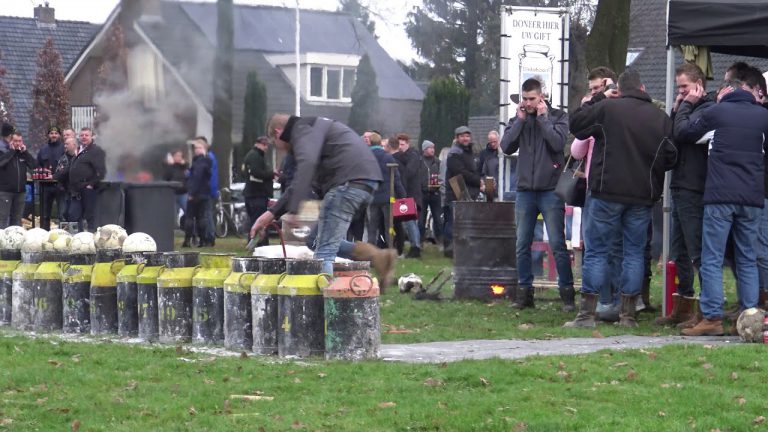 CARBID SCHIETEN MET MELKBUSSEN IN BEILEN  Agrarische Fotos Films