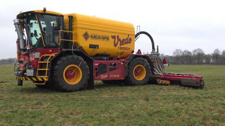 Loonbedrijf Nijmeijer Kuipers aan het zodebemesten met Vredo VT4546 (2017) nagd2010