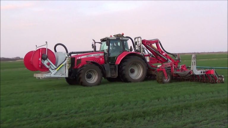 Loonbedrijf Hoekstra aan het sleepslangen met Massey Ferguson 7495 & Roelama sleepslang bemester  Angelo Koopmans