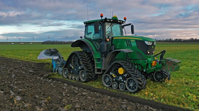 Een jaarrond met de John Deere 6215R op Zuidberg tracks  Agrifoto