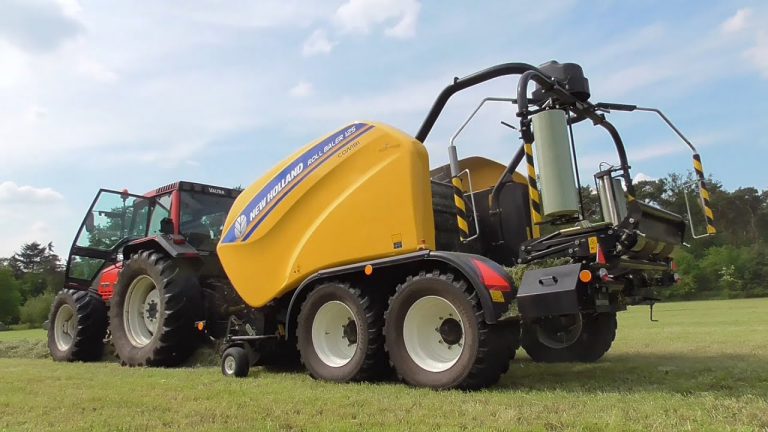 VolmerFilm 2018  Balen persen met de Valtra 6550 trekker en New Holland Roll Baler 125 perswikkelcombinatie door loonbedrijf Roossink uit Enschede.