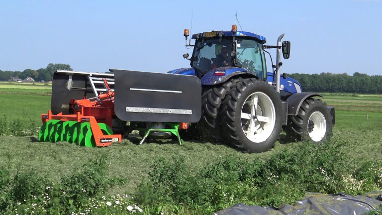 GRASKUIL AANRIJDEN MET EEN NEW HOLLAND T 7.250 HOLARAS KUILVERDICHTINGSWALS