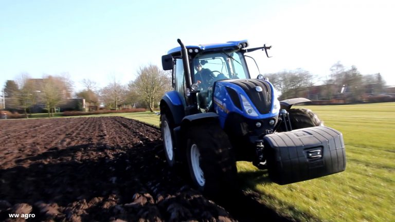 Vandaag voor het eerst de nieuwe New Holland voor de camera gehad. dit was een T7.165 S.