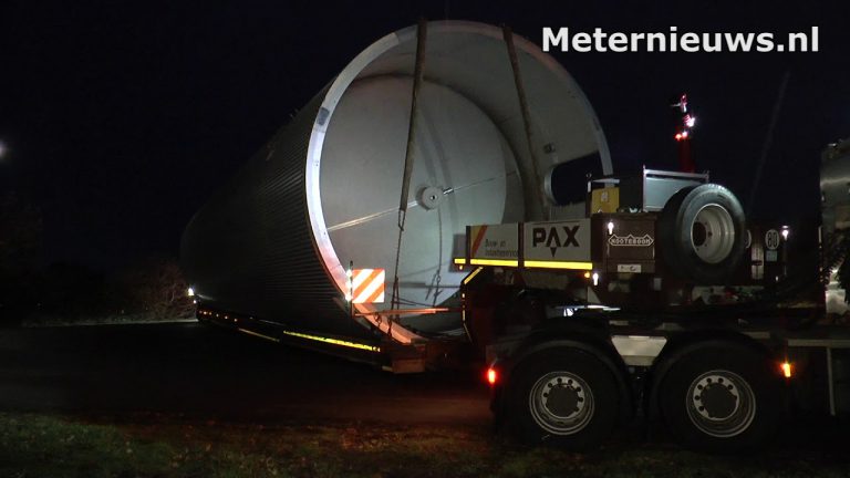 Transport van een imposante silo door Hoogeveen bestemd voor de DOC kaasfabriek.Meternieuws