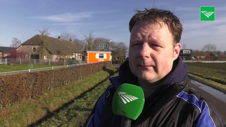Buurtbewoners houden wacht bij afgebrande varkensstal in Biezenmortel