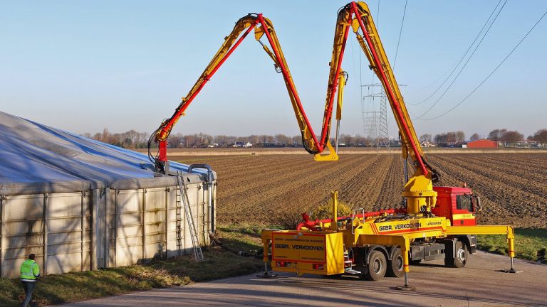 Gebr. Verkooyen uit Langeweg heeft een unieke mobiele mega mestmixer in gebruik genomen. {-35m-} reach  Agrifoto