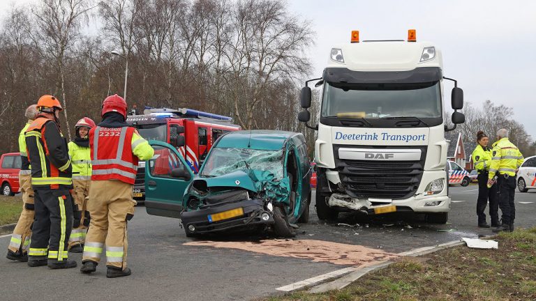 Siddeburen – Bestelauto en vrachtwagen botsen op kruising..Bestuurder bestelauto is gewondgeraakt……… Marcel Klip
