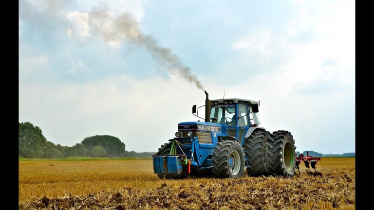 John Deere pers in de brand in Denemarken. Geblust wordt er met zand