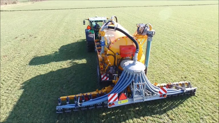 Loonbedrijf A.J. Looman & Zn. uit Zelhem aan het zodebemesten met een John Deere 6175R en Veenhuis bemestertank.  Joost Flierman