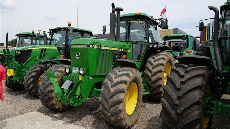 Optocht in Mannheim ter gelegenheid van 100 jaar John Deere tractoren Trekkerweb