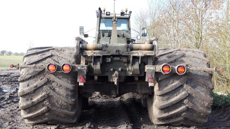 Terex 3066 Dumber MONSTER banden stond op een perceel