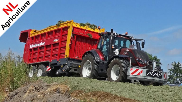 Loonbedrijf: Nap uit Ede. Gras oprapen met Valtra T254 Versu + Case IH Puma 230 CVX met Schuitemaker Rapide 660 Jan van den Hardenberg