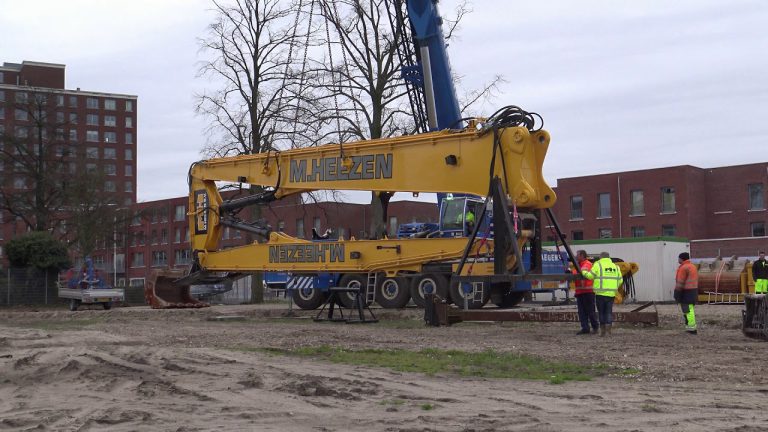 HET SLOPEN VAN EEN KERKTOREN MET EEN CAT 374 F SLOOPWERKEN