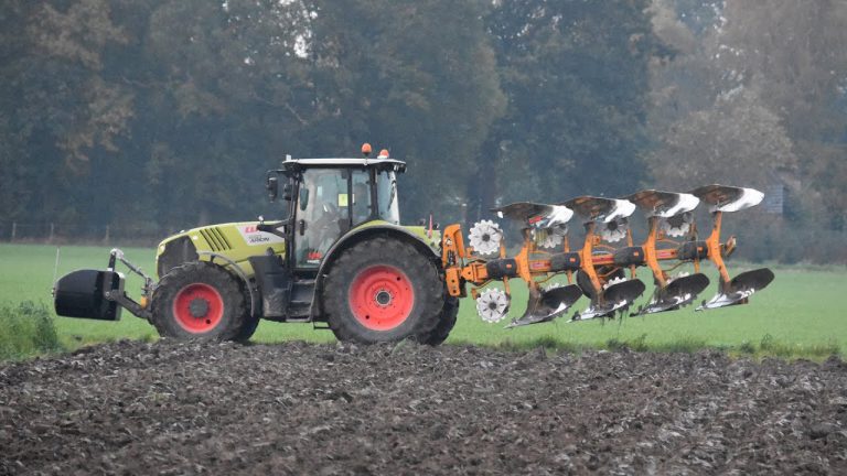 Ploegen in de polder met een Claas Arion 650 en Rumptstad 4-schaarploeg.  Mick Jaguar
