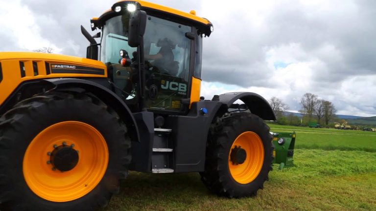 JCB & Deutz Fahr tractoren met Krone maaiers . ScotGrass 2016.