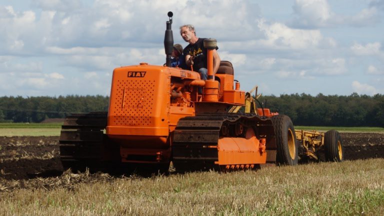 Genieten van oranje geweldTwee maal Fiat 70 C rupstrekkers aan het messeneggen en ploegen  Trekkerweb.nl