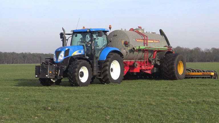 ZODEBEMESTEN MET EEN NEW HOLLAND T 6030 SCHUITEMAKER ROBUSTA VEENHUIS