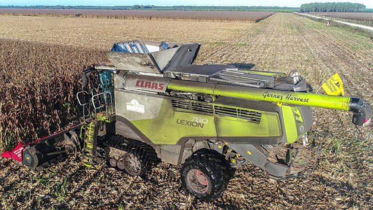 XXL Maisoogst 2017 in Frankrijk  Claas Lexion 780 TT & American Truck ! Massey Ferguson