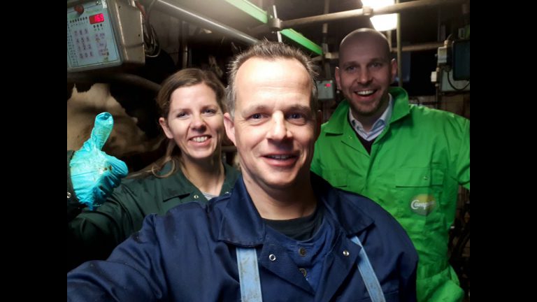 Boer Gerrit vlogt -Twee medewerkers van FrieslandCampina willen ook wel eens weten waar de melk vandaan komt .