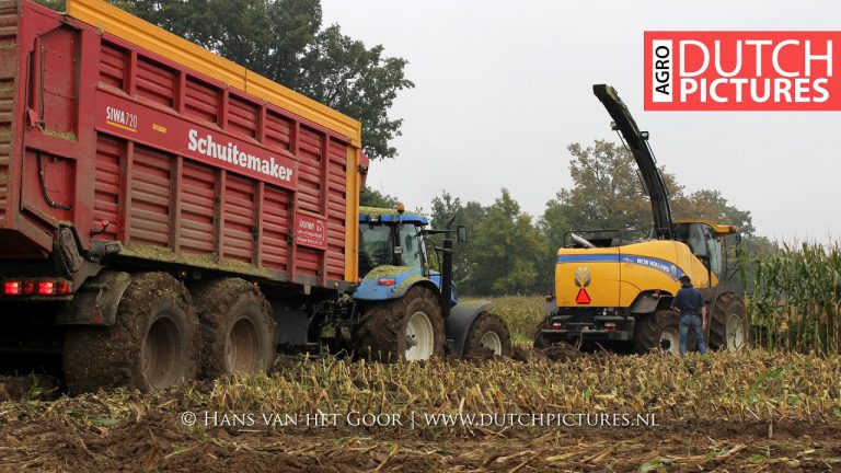 Andere tijden Modderen in de mais met de New Holland FR700 van loonbedrijf Toonen BV uit Odiliapeel.  Hans van het Goor