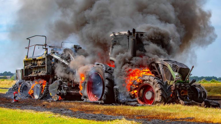 Fendt tractor met pers volledig uitgebrand, halverwege het blussen was het water op!