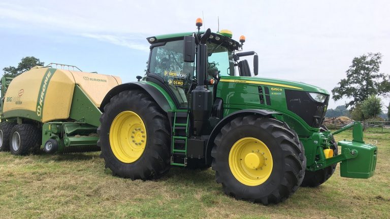Sfeerimpressie van de nieuwe John Deere 6250R bij het maaaien
