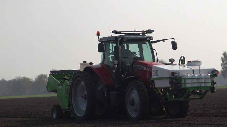 AARDAPPELS POTEN MET EEN MASSY FERGUSON 7615 MIEDEMA CP 42 MASSY FERGUSON 6485 IMANTS 48 SX