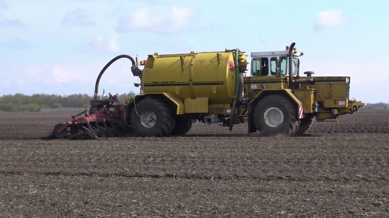BOUWLAND BEMESTEN MET EEN TERA GATOR 2204 EVERS BEMESTER