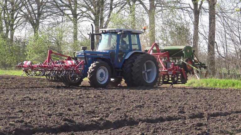 ZOMERGERST ZAAIEN MET EEN FORD 7810 & AMAZONE D 9 – 30