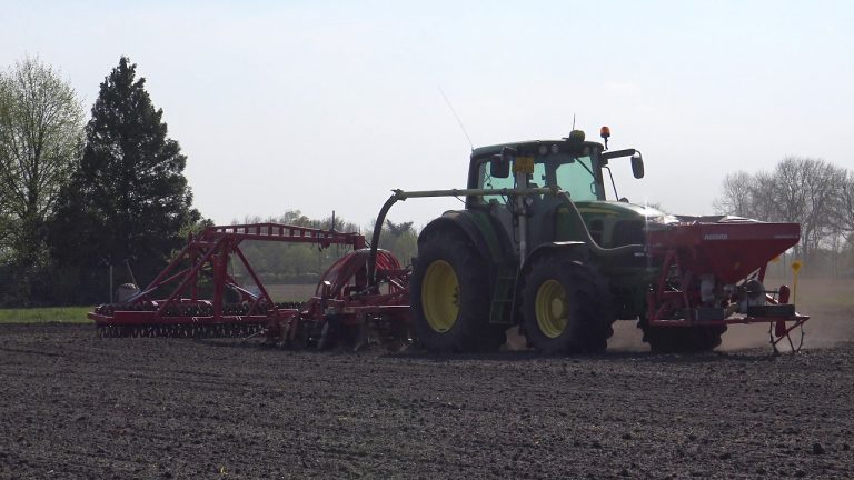 ZOMERGERST ZAAIEN MET EEN JOHN DEERE 7530 PREMIUM EVERS VASTETAND ACCORD PNEUMATIC DL